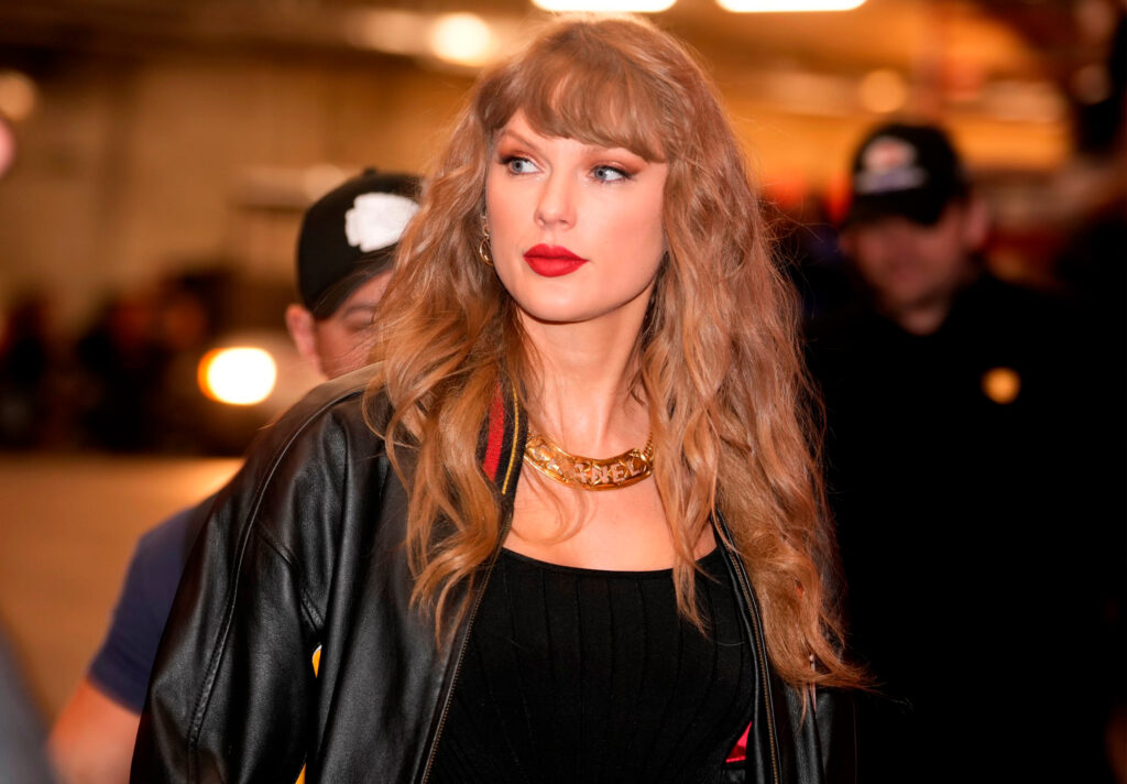 Deslumbra look de Taylor Swift, chamarra ‘vintage’ y botas vaqueras